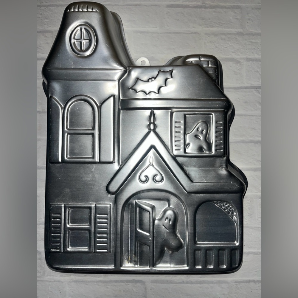 Wilton Black Cake Mold